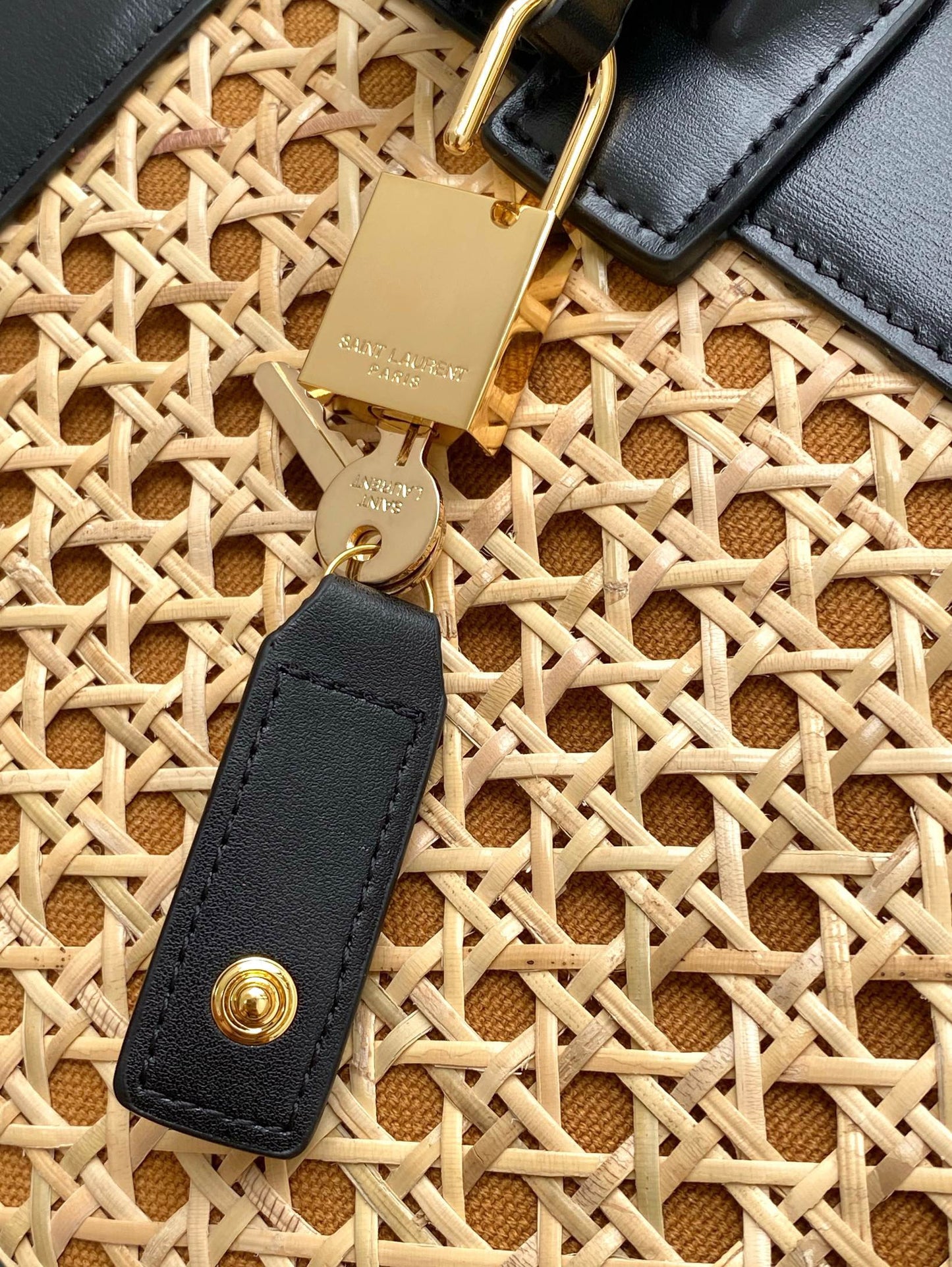 YSL cuero y mimbre