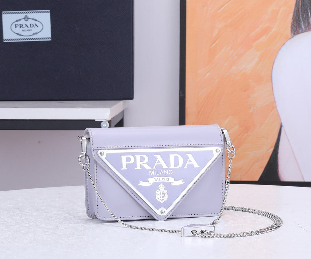 Bolso prada cadena retailer