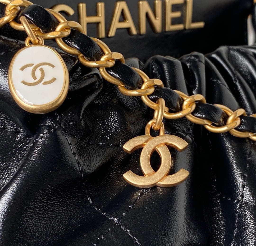 Bolso Chanel 22 Charms negro