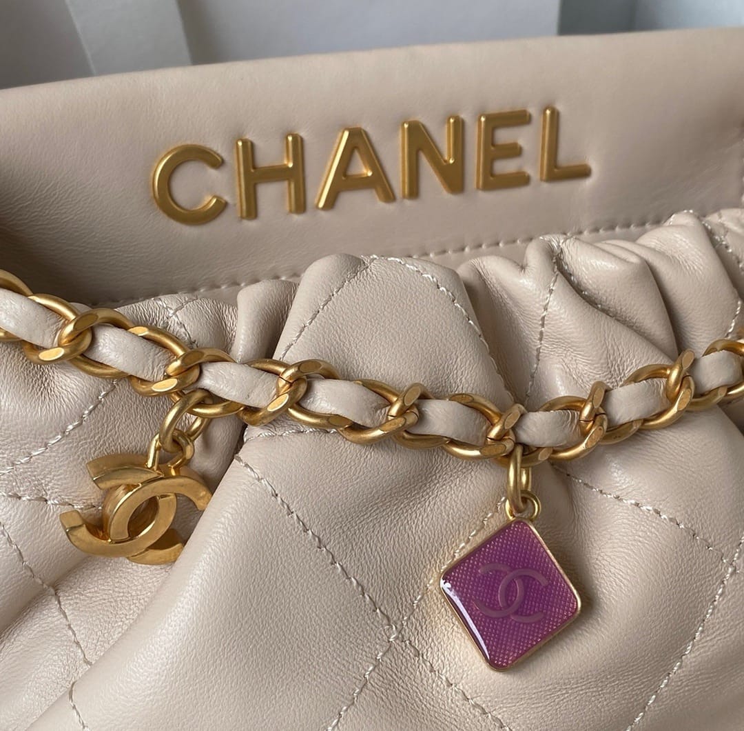 Bolso Chanel 22 Charms